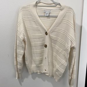 White cardigan with brown buttons
